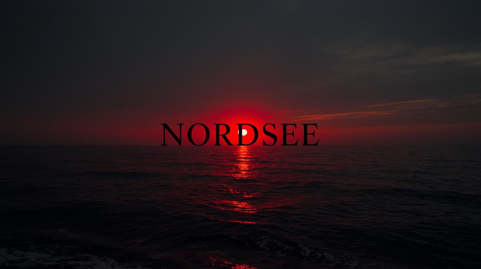 Nordsee-Kollektion – roter Sonnenuntergang über dem Meer im StyleMyPrint Streetwear-Stil